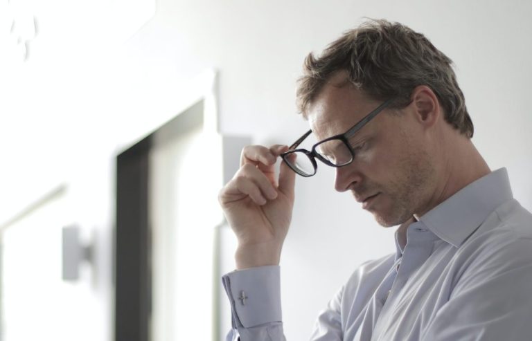 lunettes et maux de tête, maux de tête oculaire, lunettes, mal de tête à cause des lunettes 